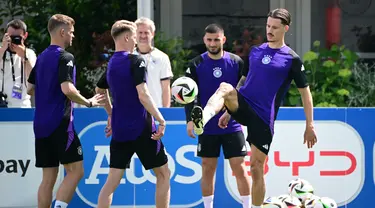 Bek Jerman #24 Robin Koch (kanan) dan rekan satu timnya mengambil bagian dalam sesi latihan MD-1 menjelang pertandingan Grup A UEFA EURO 2024 di Herzogenaurach, Bavaria, Selasa (18/6/2024). (Tobias SCHWARZ / AFP)