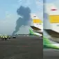 Asap hitam tampak membumbung akibat terbakarnya pesawat F-16 milik TNI AU di Lanud Halim Perdanakusuma, Jakarta, Kamis (16/4/2015).(twitter.com/GerryS)