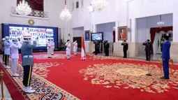 Presiden Joko Widodo atau Jokowi (kanan) memimpin upacara Pengukuhan Pasukan Pengibar Bendera Pusaka (Paskibraka) di Istana Negara, Jakarta, Kamis (13/8/2020). Sebanyak 8 anggota Paskibraka akan bertugas pada upacara HUT ke-75 Kemerdekaan RI. (Foto: Lukas - Biro Pers Sekretariat Presiden)