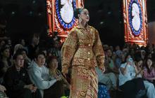 Ornamen Klasik dalam Balutan Busana Mewah