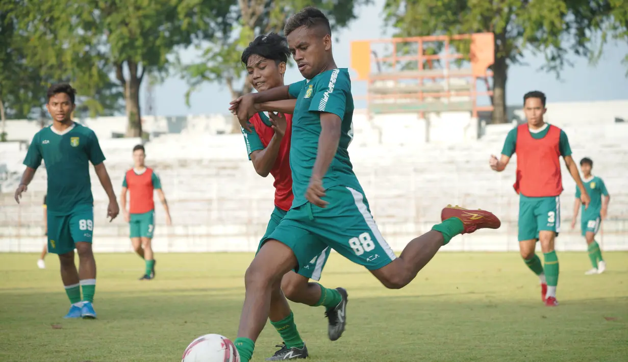 Persebaya Surabaya masih dalam tahap memberikan latihan untuk penguatan fisik dan latihan ringan demi menatap Liga 1 2021/2022. Upaya untuk membuat para pemain makin kompak juga menjadi perhatian. (Foto: Dokumentasi Persebaya)