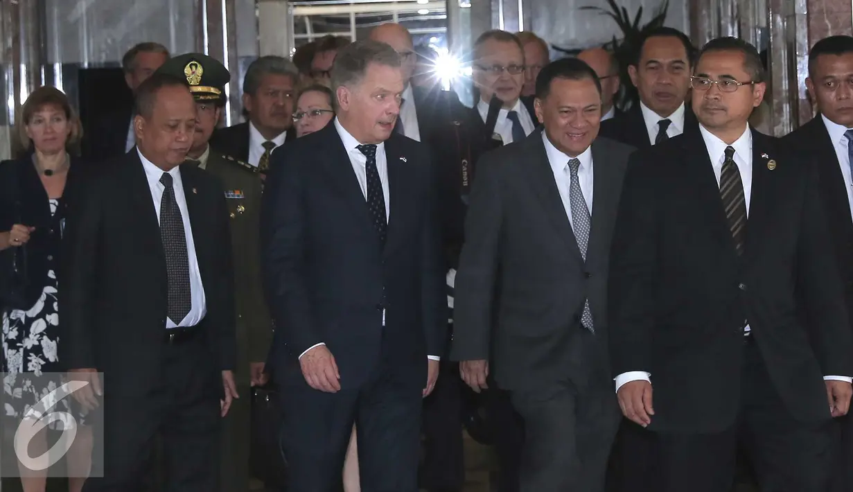 Gubernur Bank Indonesia (BI) Agus Martowardojo berjalan bersama Presiden Finlandia Sauli Niinisto, Jakarta (4/11). Dalam kunjungan tersebut gubernur BI membahas persoalan Ekonomi antara kedua negara untuk menjalin kerjasama. (Liputan6.com/Angga Yuniar)