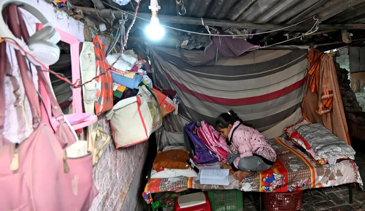 Pemerintah setempat juga telah menerapkan serangkaian pembatasan. Pembatasan diberlakukan oleh otoritas kota dalam upaya mencegah penurunan lebih lanjut kualitas udara. (Arun SANKAR/AFP)