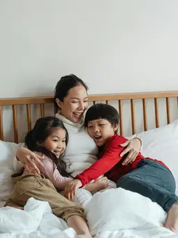 Beberapa orang menganggap bahwa gentle parenting lahir dari keinginan orang tua untuk tidak mengulang pola asuh yang mereka alami di masa kecil. (Sumber: Pexels).