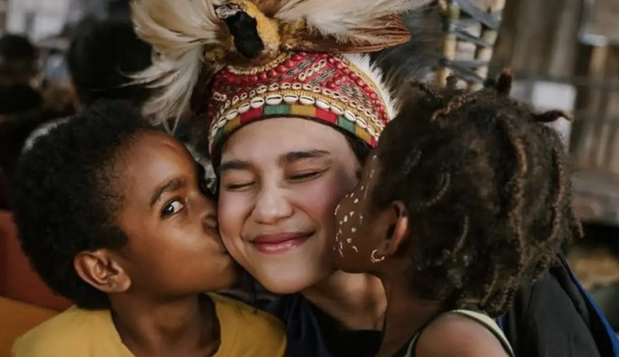 Tentunya dengan penampilan yang berbeda, Azizah tampak begitumenikmati keseruannya di Papua. [Foto: Azizah Salsha]