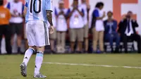 Kapten Argentina, Lionel Messi hanya bisa menundukkan kepala usai negaranya kalah dari Cile, pada laga final Copa America Centenario 2016, di Stadion East Rutherford, New Jersey, Senin (27/6/2016) pagi WIB. Tim Tango takluk via adu penalti degan skor 4-2.