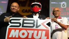 Menteri Pariwisata dan Ekonomi Kreatif Sandiaga Uno (tengah) bersama dengan Direktur Operasi Indonesia Tourism Development Corporation (ITDC) Troy Reza Warokka (kiri), Direktur Utama Mandalika Grand Prix Assocation (MGPA) Priandhi Satria (kanan) saat acara peluncuran World Superbike (WSBK) Indonesian Round 2023 di Jakarta, Kamis (12/01/2023). Ajang balap motor bergengsi dunia World Superbike (WSBK) musim 2023 bakal kembali menghelat salah satu serinya di Sirkuit Mandalika, Lombok, NTB pada 3-5 Maret mendatang. (Liputan6.com/Herman Zakharia)