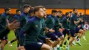 Para pemain Italia melakukan pemanasan selama sesi latihan di stadion Hive di London, Inggris, Senin (5/7/2021). Italia akan menghadapi Spanyol pada babak semifinal Euro 2020  di Stadion Wembley, Inggris. (AP/Matt Dunham)