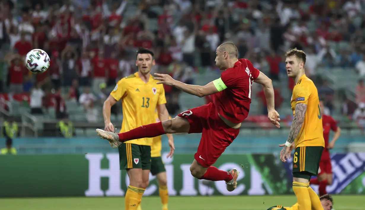 Penyerang Turki, Burak Yilmaz melakukan tembakan saat bertanding melawan Wales pada 
pertandingan grup A Euro 2020 di Stadion Olimpiade Baku di Baku, Rabu (16/6/2021). Sementara Turki wajib mengalahkan Swiss untuk menjaga peluang masuk 16 besar Piala Eropa 2020. (Naomi Baker/Pool via AP)