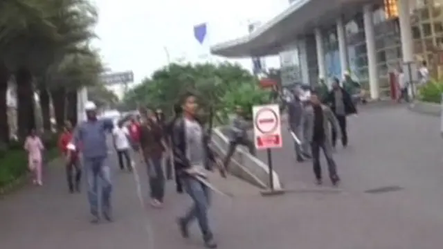 Bekas Bentrok, Tempat Karaoke Tunda Operasi
