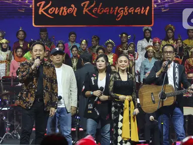 Penampilan Elek Yo Band bersama penyanyi senior Yuni Shara dan gitaris Dewa Budjana saat Konser Kebangsaan, Simfoni Insan Perhubungan, Bangkit Maju Bersama di Jakarta, Sabtu (6/8/2022). Konser Kebangsaan tersebut dalam rangka memeriahkan HUT RI ke-77 dan menyambut Hari Perhubungan Nasional (Harhubnas) ke-52, Kementerian Perhubungan. (Liputan6.com/Herman Zakharia)