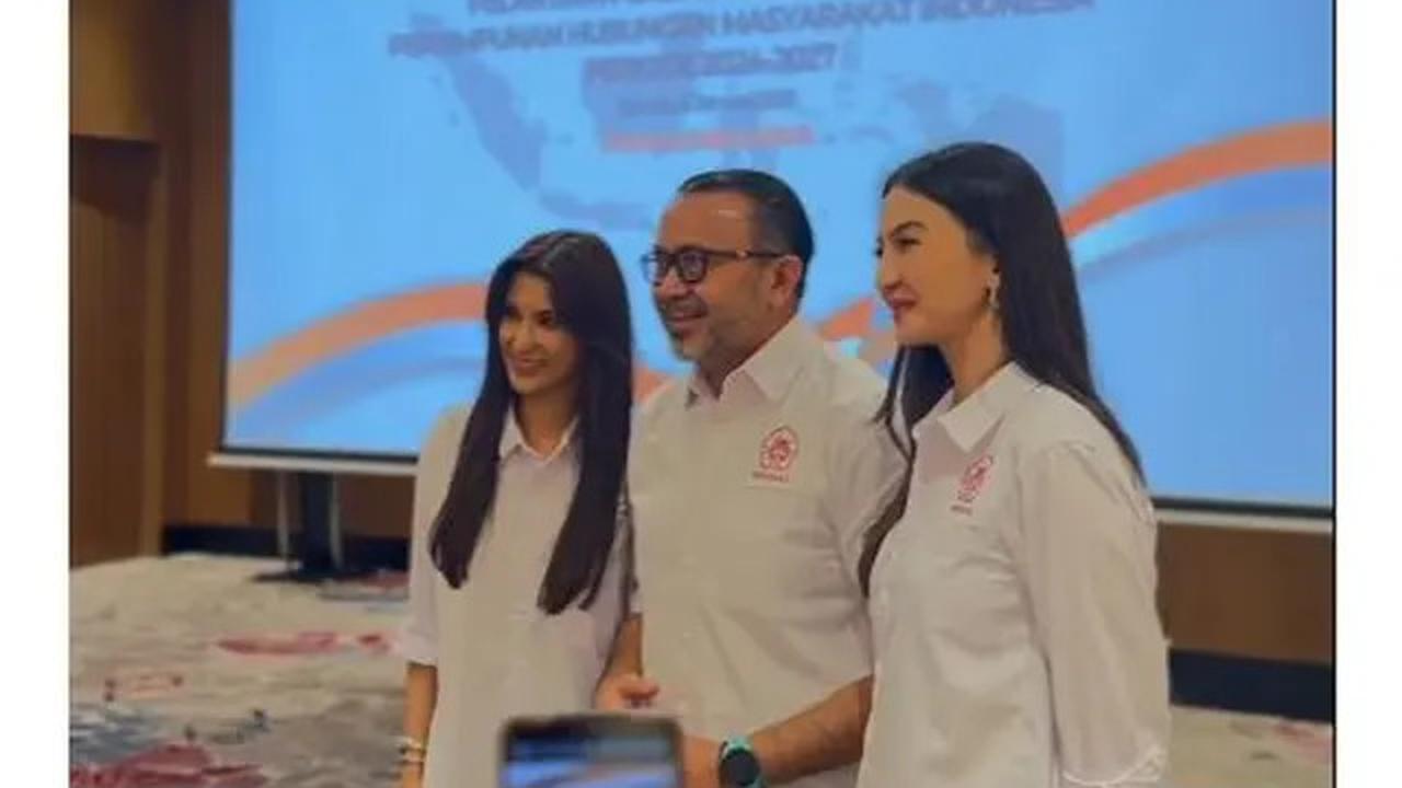 6 Pesona Raline Shah Kenakan Kemeja Putih Saat Dilantik Jadi Stafsus Menteri Komdigi