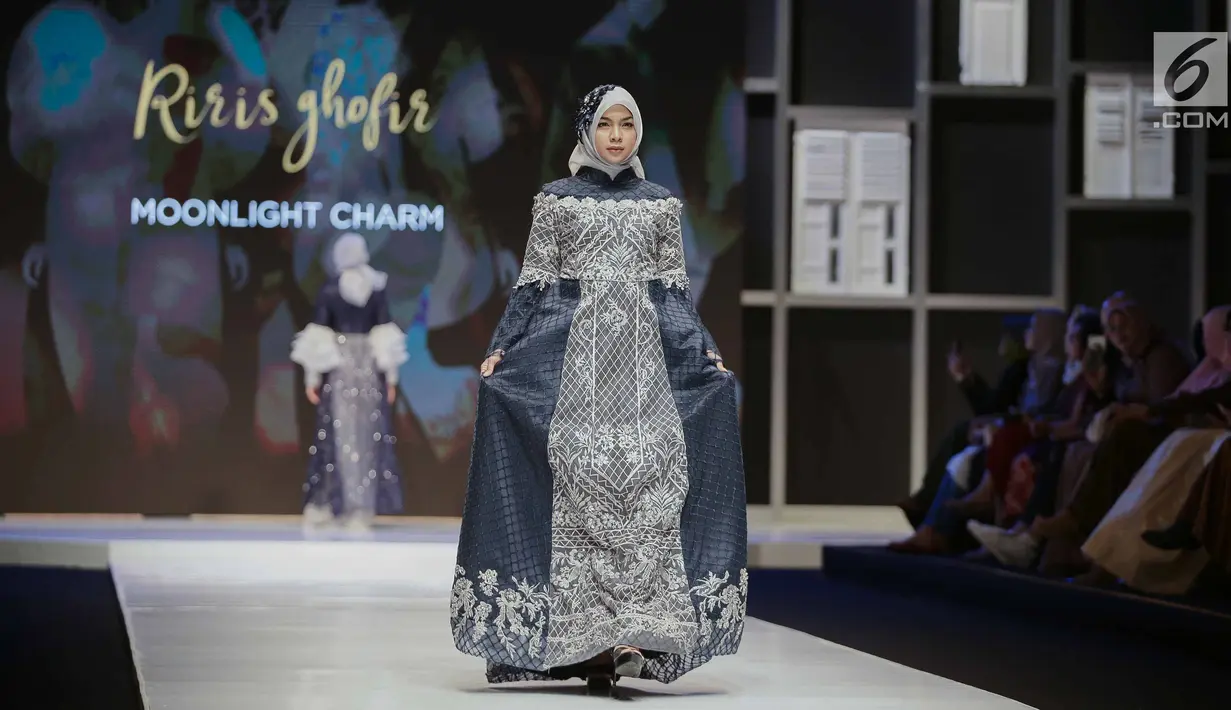 Model mengenakan busana rancangan desainer Riris Ghofir saat tampil dalam Muslim Fashion Festival 2018 di Jakarta, Jumat (20/4). Riris Ghofir menampilkan rancanganya dengan tema 'Moonlight Charm'. (Liputan6.com/Faizal Fanani)