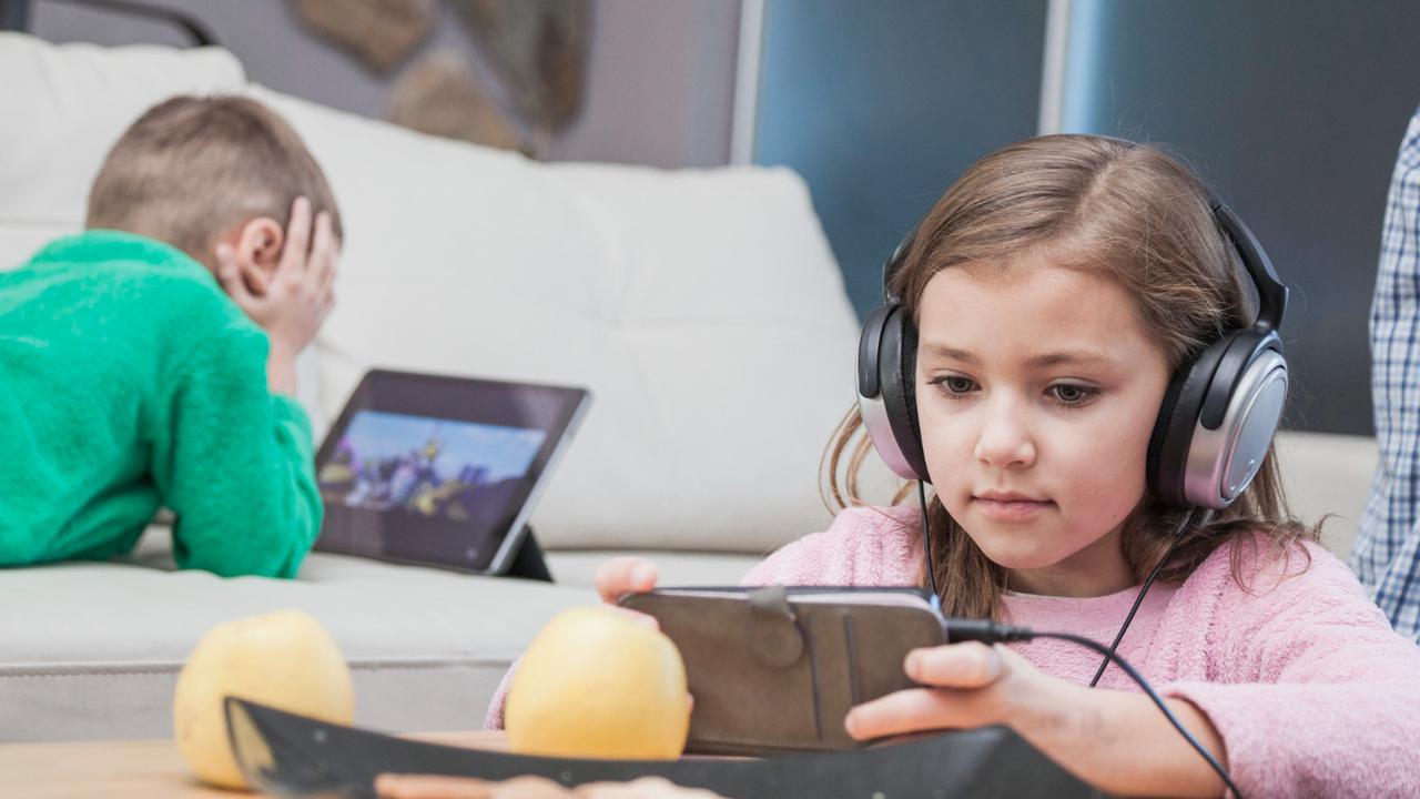 Ilustrasi Anak Bermain Gadget di Rumah