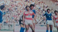 Adityo Darmadi saat berduel dengan bek Persib, Robby Darwis pada tahun 1986. (Istimewa)