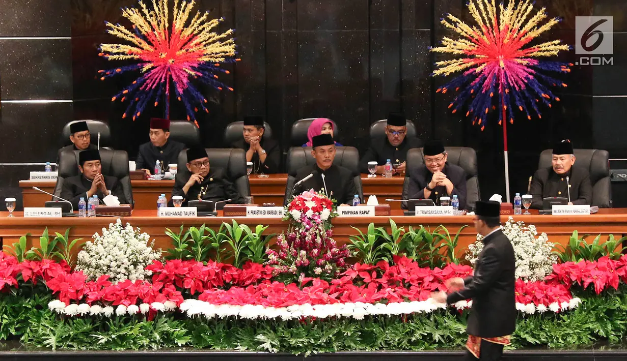 Gubernur DKI Jakarta Anies Baswedan berjalan di depan pimpinan DPRD Provinsi DKI Jakarta, Jumat (22/6). Pada HUT ke-491, Pemprov DKI Jakarta mengangkat tema 'Adil, Maju, Bahagia'. (Liputan6.com/Immanuel Antonius)