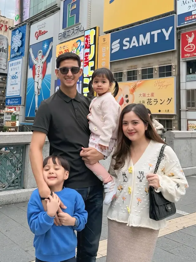 Gaya Sporty Feminin Tasya Kamila Liburan Bareng Dua Toddler di Jepang, Tampil Kece dengan Tas Chanel