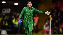 Ederson. Kiper asal Brasil yang kini memasuki musim ke-5 bersama Manchester City ini memiliki nilai jual senilai 50 juta euro. Penampilan apiknya yang mampu membawa The Citizens duduk nyaman di posisi puncak klasemen sementara Liga Inggris hingga awal tahun 2022 tak bisa dipungkiri. (AFP/Ben Stansal