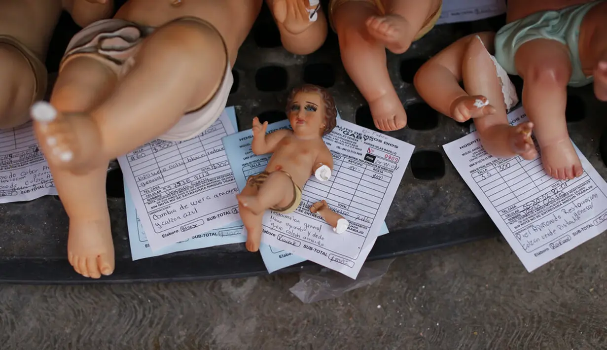 Patung-patung Bayi Yesus yang rusak menunggu untuk direstorasi di Hospitalito de Ninos Dios Gaby atau Rumah Sakit Bayi Yesus Kecil Gaby dalam bahasa Spanyol, Mexico City, 27 Januari 2021. Warga Meksiko merestorasi patung Bayi Yesus mereka untuk merayakan Candlemas Day. (AP Photo/Rebecca Blackwell)
