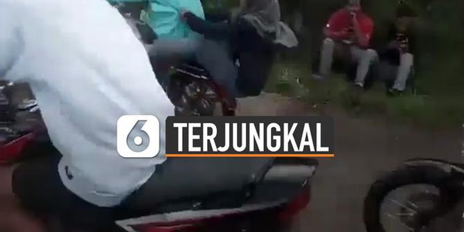 VIDEO: Puluhan Remaja Geber-Geber Motor di Jalan, Seorang Penumpang Terjungkal