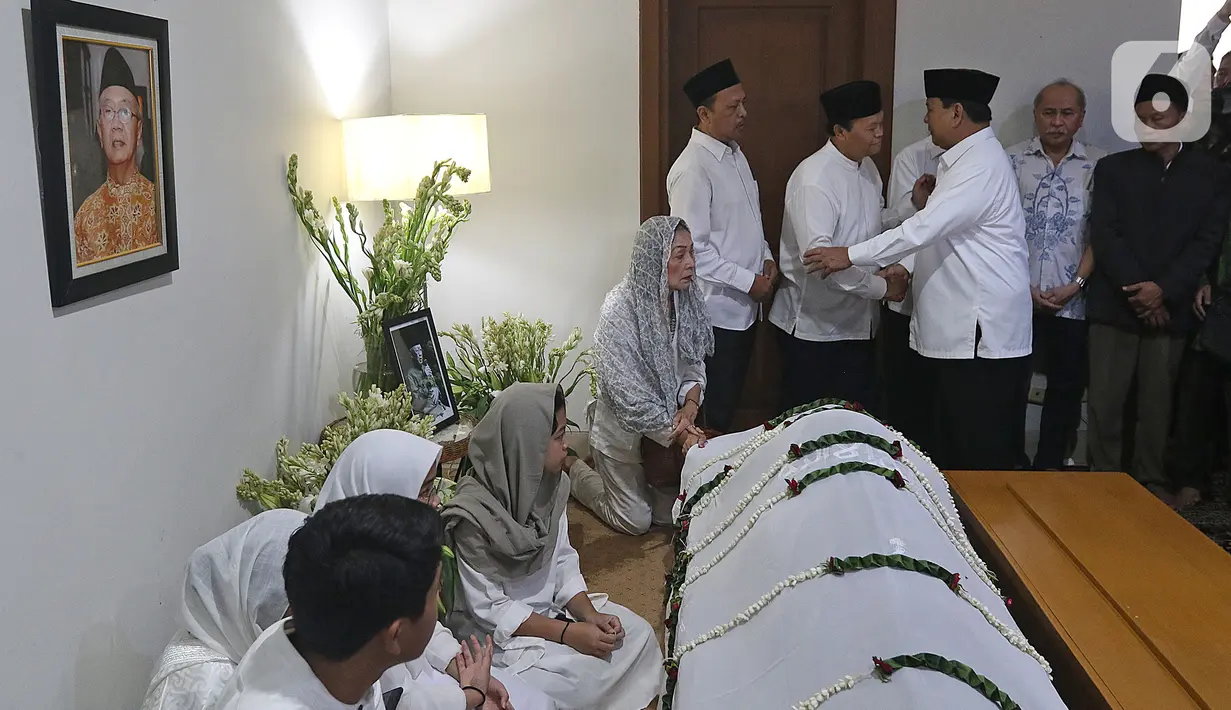 Menteri Pertahanan Prabowo Subianto tiba untuk melayat KH Salahuddin Wahid atau Gus Sholah di rumah duka, Tendean, Jakarta, Senin (3/2/2020). Gus Sholah akan dimakamkan bersebelahan dengan Abdurahman Wahid atau Gus Dur di Pondok Pesantren Tebuireng Jombang. (Liputan6.com/Herman Zakharia)