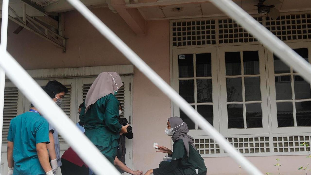 Hendrik pertama kali mencium aroma busuk menyengat sekitar tiga pekan lalu. Saat itu dia sedang mengantar paket ke rumah sebelah. "Kecium 3 minggu lalu pas Agustus. Kadang nyanter baunya. Enggak tahu asal baunya dari rumah ini,” beber Hendrik.