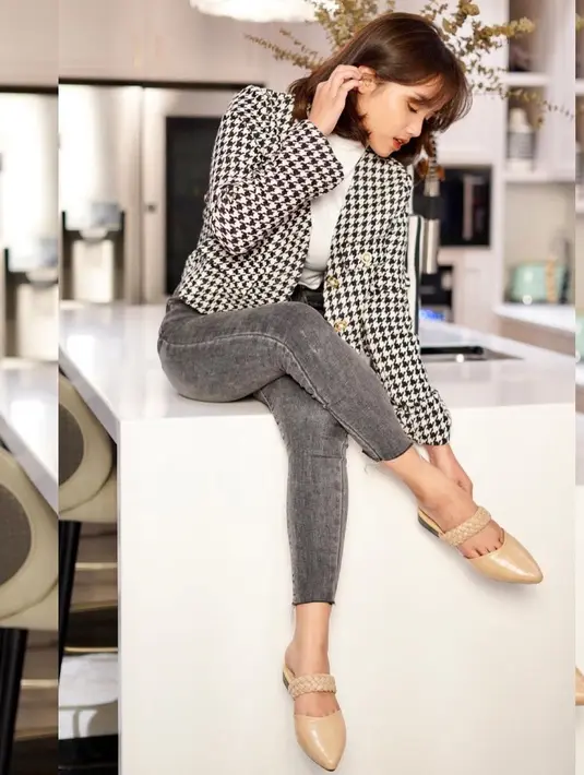 Fuji juga pernah memadukan celana jeans dengan blazer bermotif kotak. Pakaian yang dikenakan pun berkonsep monokrom