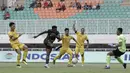 Gelandang Tira Persikabo, Osas Saha, melepaskan tendangan ke arah gawang Semen Padang pada laga Shopee Liga 1 di Pakansari, Bogor, Jumat (267/9). Tira Persikabo bermain imbang 1-1 atas Semen Padang. (Bola.com/Yoppy Renato)
