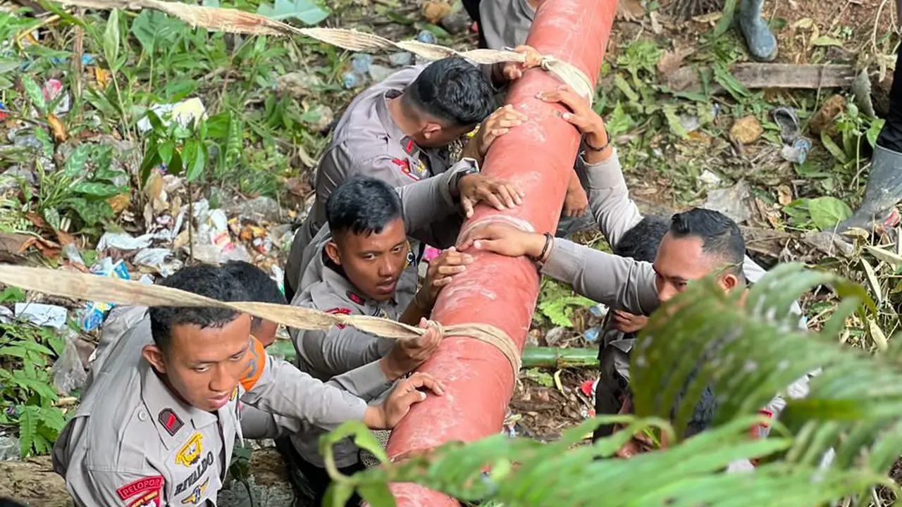 PLN memulihkan kelistrikan setelah bencana di Sumatera Barat. (Foto: PLN)
