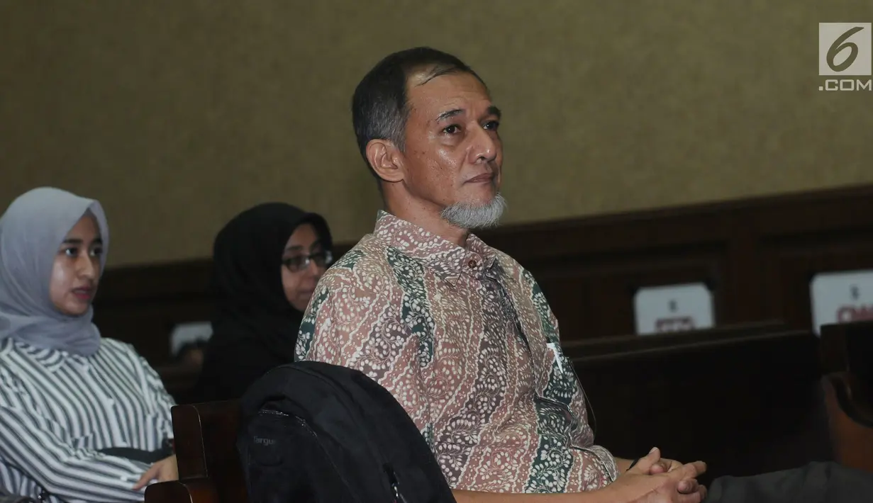 Tersangka dugaan suap pengadaan monitor satelit Bakamla, Nofel Hasan bersiap mengikuti sidang perdana di Pengadilan Tipikor, Jakarta, Rabu (3/1). Dalam kasus tersebut, Nofel diduga menerima suap sebesar SGD 104.500. (Liputan6.com/Helmi Fithriansyah)
