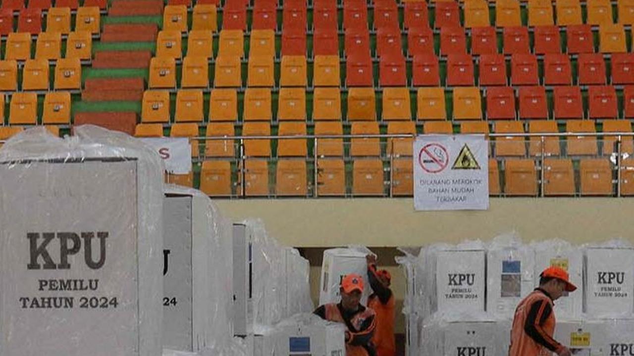 FOTO: Pencoblosan Berakhir, KPU Jaktim Tarik Kembai Logistik Pemilu 2024 dari TPS