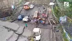 Sebuah jalan layang ambruk di Kalkuta. Akibatnya sejumlah orang yang cedera dilarikan ke rumah sakit.