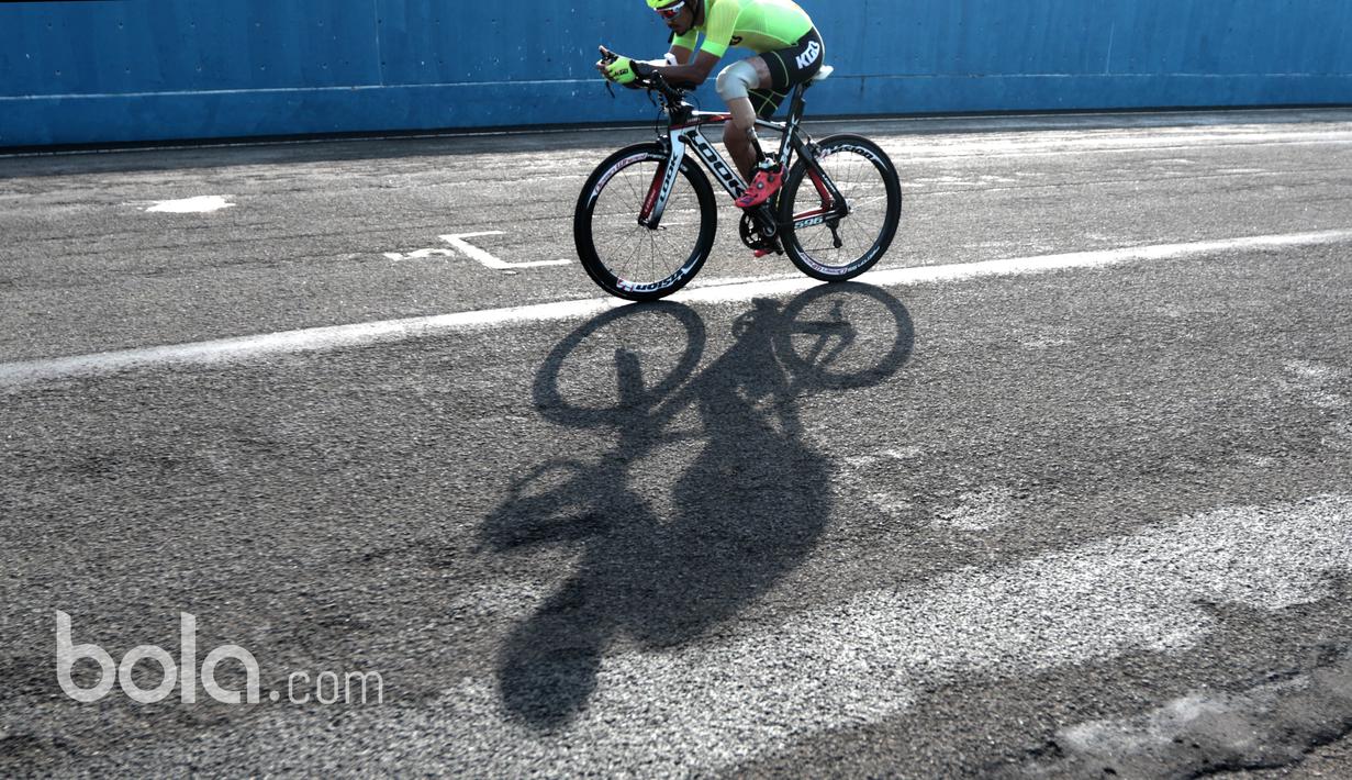 Saat itu Fadli sedang merayakan kemenangan di balapan Asia Road Race Championship.  Tiba-tiba dari belakang muncul pebalap Thailand, Jakkrit Sawangswat, dengan kecepatan tinggi dan menabrak Fadli. (Bola.com/Nicklas Hanoatubun)