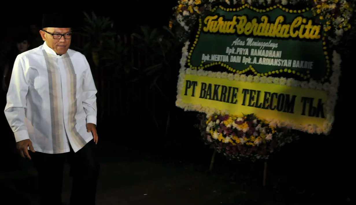  Mertua Nia Ramadhani, Aburizal Bakrie tampak ikut mengawal jenazah almarhum dari rumah   sakit hingga rumah duka (Liputan6.com/Johan Tallo)