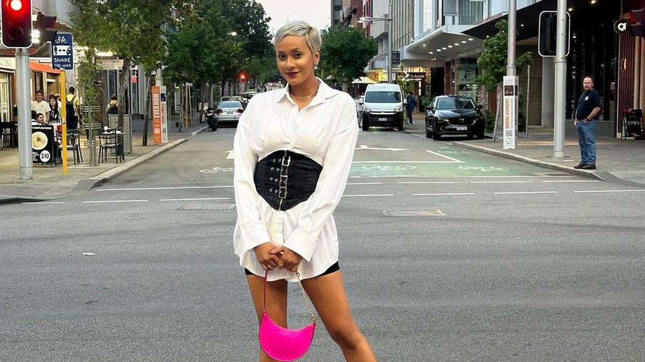 Pakai Tas dan Sepatu Neon Hot Pink