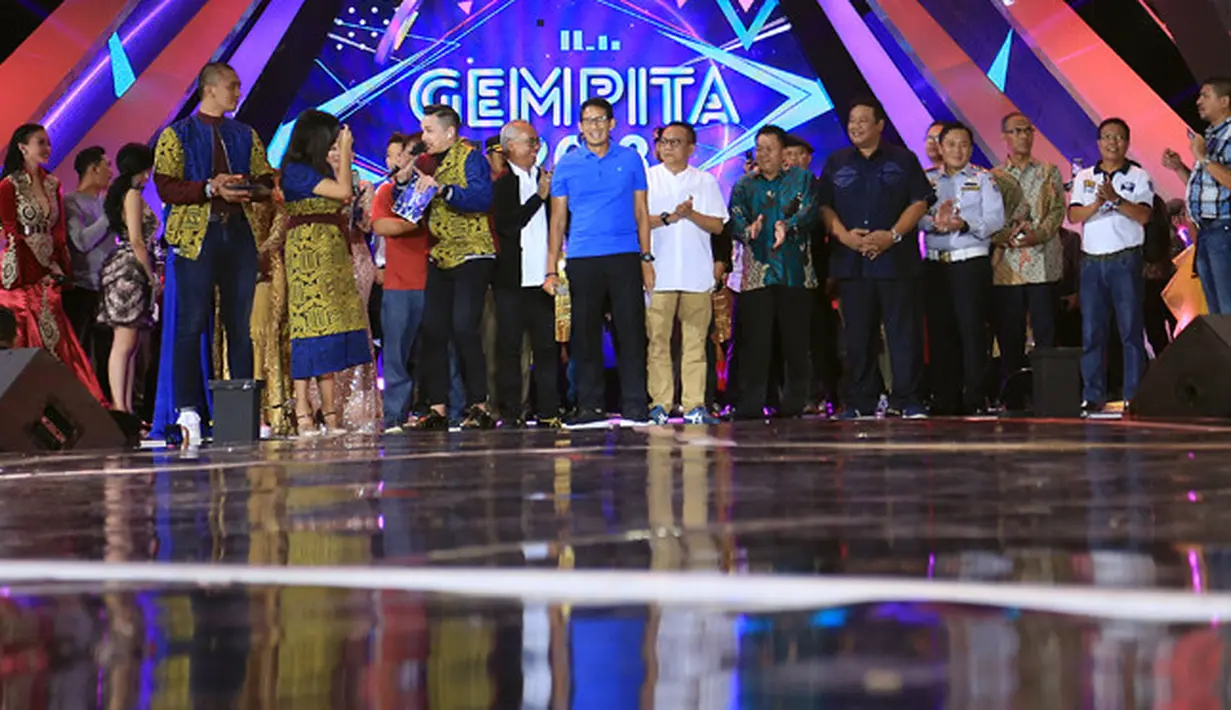Bukan hanya sejumlah musisi, wakil gubernur DKI Jakarta, Sandiaga Uno juga hadir di Gempita 2018. Di penghujung tahun 2018 dan menyambut tahun 2018, Sandiaga Uno turut memeriahkan dengan pesta kembang api. Selamat Tahun Baru! (Deki Prayoga/Bintang.com)