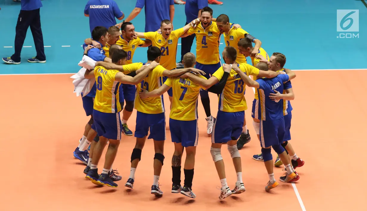Pevoli putra Kazakhstan merayakan kemenangan usai melawan Qatar di Kejuaraan Voli Asia 2017 ke-16 di GOR Tri Dharma, Gresik, Senin (24/7). Kazakhstan unggul 18-25, 20-25, 26-24, 25-19, dan 15-10. (Liputan6.com/Helmi Fithriansyah)