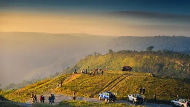 Gunung Phu Lom Lo di Thailand terkenal dengan sakura liar himalaya