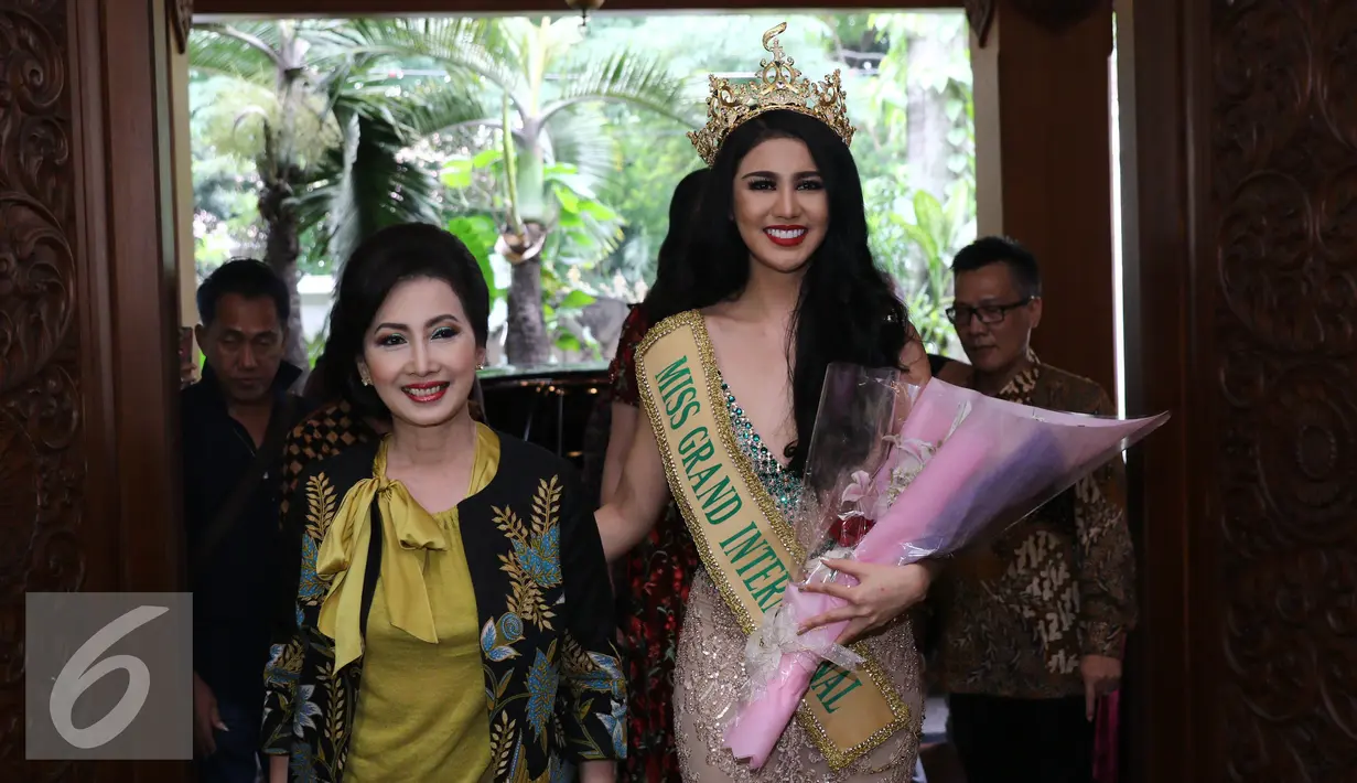 Miss Grand International 2016, Ariska Putri Pertiwi tiba di kawasan Menteng, Jakarta, Senin (21/11). Ariska menjadi perempuan Asia pertama yang memenangkan ajang kontes Miss Grand International. (Liputan6.com/Herman Zakharia)
