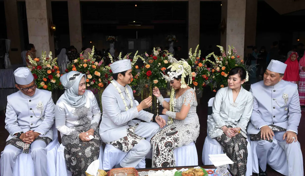 Persunting Fikha Effendi, Lale pemilik nama lengkap Arya Aditya membawakan mahar berupa perhiasan, seperangkat alat shalat, serta sejumlah uang. (Nurwahyunan/Bintang.com)
