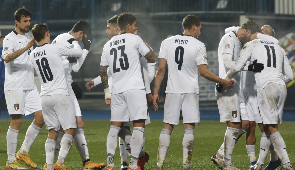 Penyerang Italia, Domenico Berardi (11) berselebrasi dengan rekan-rekannya usai mencetak gol ke gawang Bosnia-Herzegovina pada pertandingan UEFA Nations League di Grbavica Stadium, Sarajevo Bosnia, Rabu (18/11/2020). Italia menang 2-0 atas Bosnia-Herzegovina. (AP Photo / Kemal Softic)