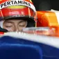 Pebalap Manor Racing asal Indonesia, Rio Haryanto, berdoa sebelum memulai latihan bebas pertama F1 GP Australia di Sirkuit Albert Park, Australia, Jumat (18/3/2016). (Reuters/Brandon Malone)