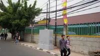 Sekolah Santa Maria Fatma yang ada di Jalan Jatinegara Barat pun terpaksa memulangkan sisanya lebih awal karena penggusuran yang berujung bentrok di Kampung Pulo, Kampung Melayu, Jatinegara, Jakarta Timur. (Liputan6.com/Nafiysul Qodar)