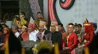 Presiden Jokowi dan istri Iriana Jokowi tampil dengan ulos dan headpiece nyentrik dalam Karnaval Kemerdekaan Pesona Danau Toba (KKPDT) 