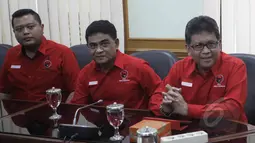 Sekjen PDIP, Hasto Kristiyanto memberikan keterangan kepada wartawan di kantor KPU, Jakarta, Selasa (12/5/215). Pertemuan untuk memberikan dukungan kepada KPU jelang Pilkada Serentak Desember 2015 nanti. (Liputan6.com/Helmi Afandi)
