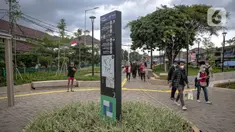 Warga berjalan di kawasan integrasi terpadu Stasiun Manggarai, Jakarta, Senin (10/1/2022). Penataan kawasan integrasi terpadu Stasiun Manggarai mencakup revitalisasi halte Transjakarta, pembuatan taman, dan peletakan papan petunjuk jalan atau wayfinding signage. (Liputan6.com/Faizal Fanani)