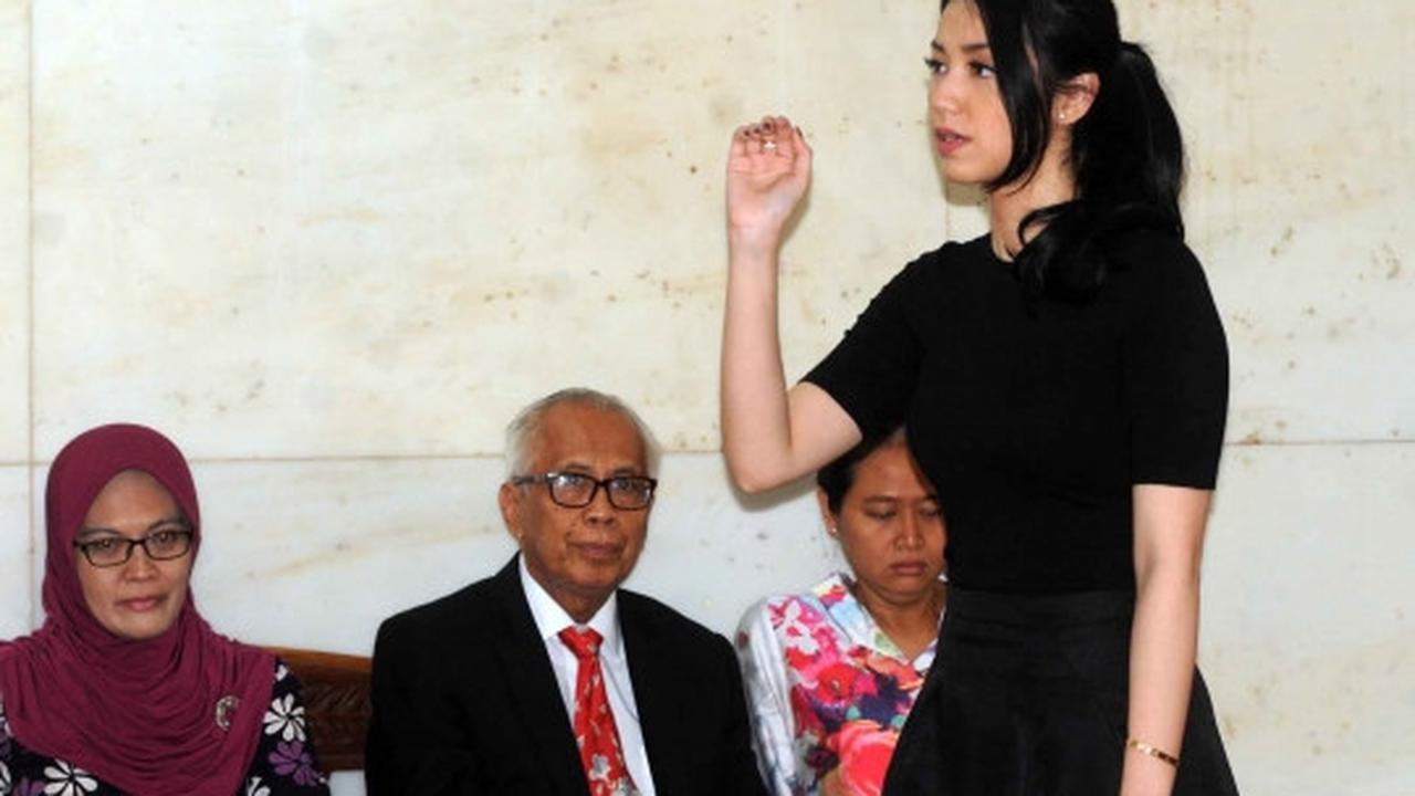 Dampingi ayahnya di sidang lanjutan, Velove Vexia tampil cantik