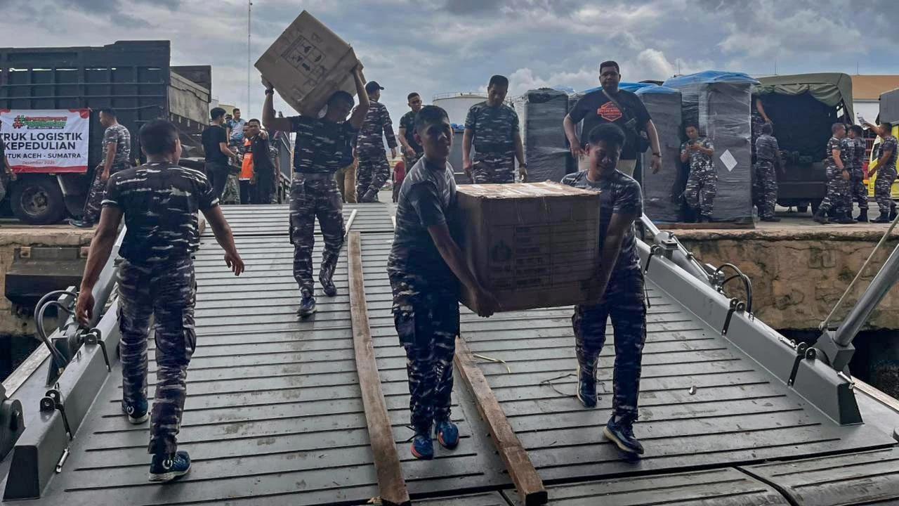 FOTO: TNI AL Terus Menyalurkan Bantuan Kemanusiaan ke Aceh