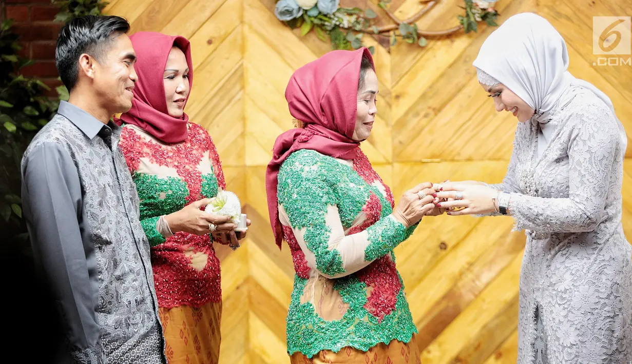 Ibunda  anggota DPRD Sidrap, Idham Masse memasangkan cincin ke jari aktris Shinta Bachir pada prosesi lamaran di Jakarta, Sabtu (8/9). Shinta Bachir resmi dilamar oleh Idham yang juga merupakan politikus Partai Golkar tersebut (Liputan6.com/Faizal Fanani)