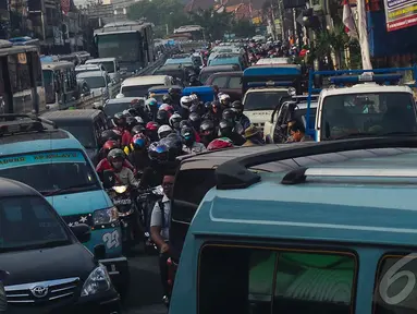 Pembokaran Ruko di Jalan Jatinegara Barat sebabkan kemacetan, Jakarta, Rabu (27/8/2014) (Liputan6.com/Faizal Fanani)